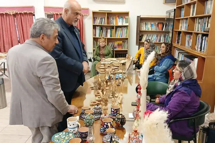 بازدید محمدرضا اسدی، مدیرکل بهزیستی، از غرفه صنایع دستی در بازارچه یلدایی هنرمندان دارای معلولیت